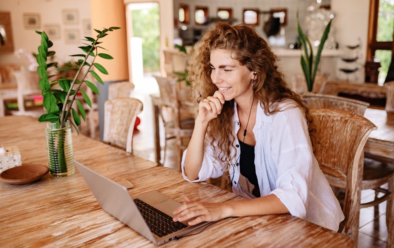 Woman on laptop hero-1